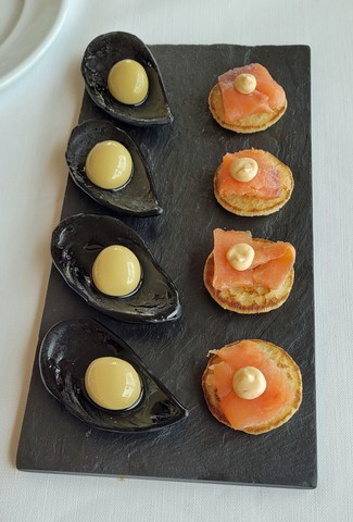 Snacks (olivas esferificadas y canapés de salmón)