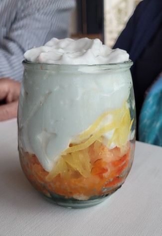 Crumble con helado de mandarina, pieles de limon confitado, espuma de limón y granizado de naranja sanguinea.