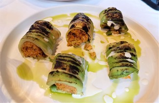 Con los rollitos de aguacate y conejo
