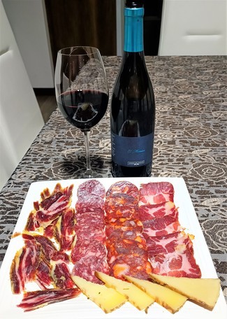 Con el surtido de queso manchego, embutidos y jamón ibéricos