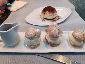 Tiramisú y profiteroles