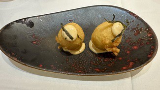 Buñuelos de bacalao con mayonesa de miso