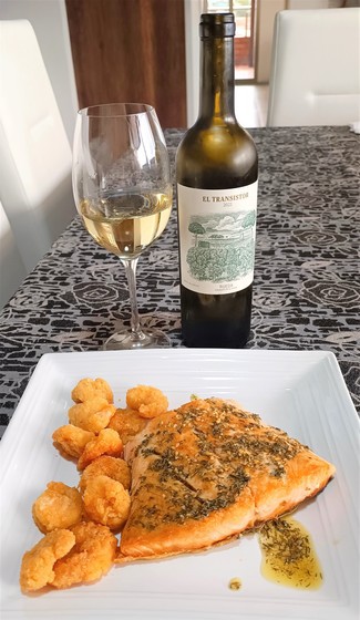 Con el salmón en vinagreta de tomillo y jengibre con camarones rebozados