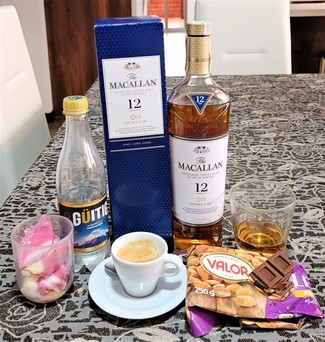 Con un chocolate con almendras, un helado de fresa y coco y un café colombiano