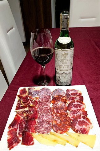Con el surtido de queso manchego, embutidos y jamón ibéricos