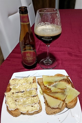 Con las tostas de brie y manchego a la miel y orégano