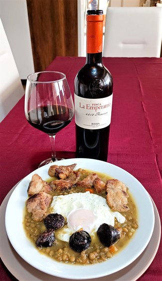 Con las lentejas con costilla, morcilla y huevo