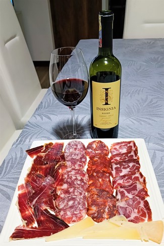 Con el surtido de queso manchego, embutidos y jamón ibéricos