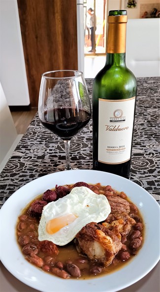 Con los frijolitos con costilla y huevo frito