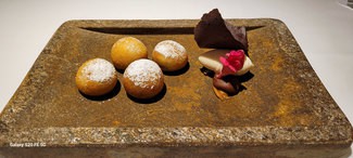 Buñuelos de chocolate. Gianduja, tofe de vainilla y helado de plátano.