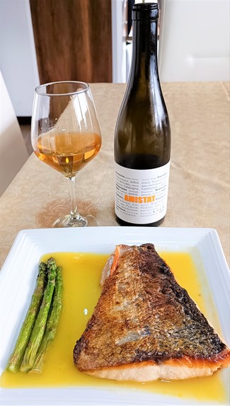 Con el salmón canadiense a la plancha en salsa de piña y jengibre.