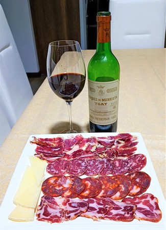 Con el surtido de queso manchego, embutidos y jamón ibéricos