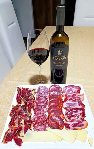 Con el surtido de queso manchego, embutidos y jamón ibéricos