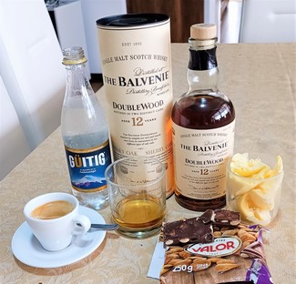 Con un chocolate con almendras, un helado de maracuya y un café colombiano