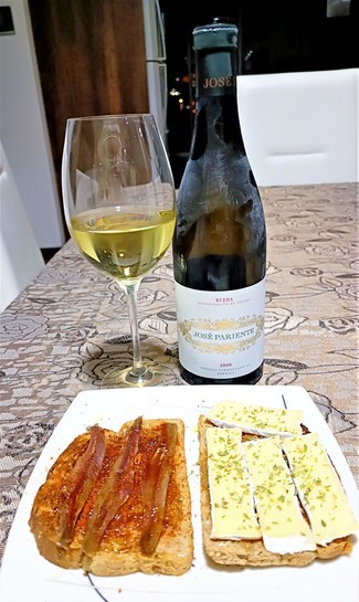 Con la torraeta de anchoas y la tosta de camembert