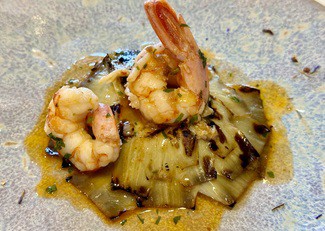 Flor de alcachofa confitada y colitas de gambas