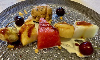 Brocheta de fruta caramelizada con helado casero de arrope.