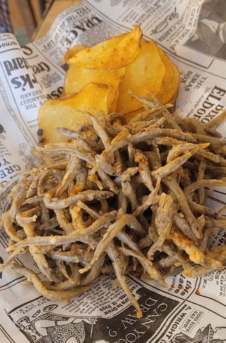 Fritura de sonsos con patatas chips caseras.