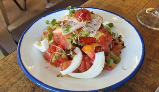 Ensalada Lola de productos del huerto y ventresca de atún
