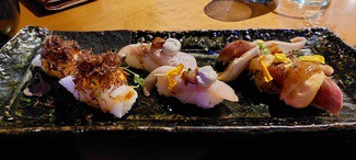 Nigiris de calamar, pluma y hamachi