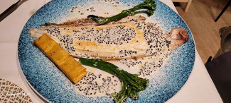 Lenguado en salsa con caviar y su acompañamiento.