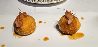 Croquetas de gambas con tartar de gambas.