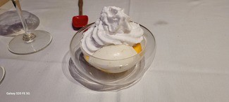 Royal de la pasión, fruta de la pasión, espuma de coco y sorbete de limón y menta.