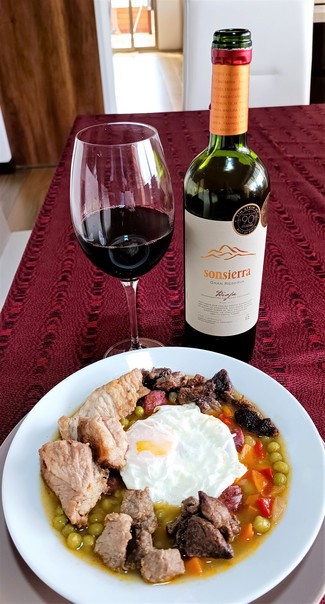 Con los guisantes con costilla y huevo frito
