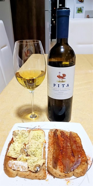 Con las tostas de camembert y torraeta de anchoas