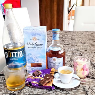 Con un chocolate con leche y almendras, café colombian y helado de mora y guanábana