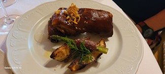 Cochinillo al horno con patatas caseras y espárrago