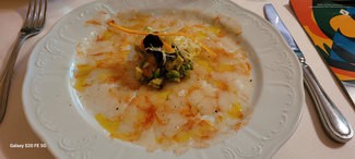 Carpaccio de gambas con tartar de tomates y aguacate