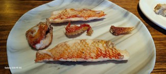 "Lloritu" a la brasa (Kamado) con cola y espinas.