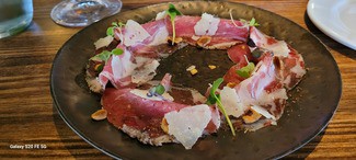 Cabeza de lomo semi-curado (hecho en casa) aceite ahumado (hecho en casa) avellanas especiadas y queso Idiazabal