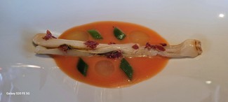 Navaja con blody mary, con aceite de jamón ibérico, judía perona, apio y crujiente de jamón.