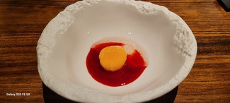 Yemas de Santa Teresa con coulis de frambuesa y cava sólido