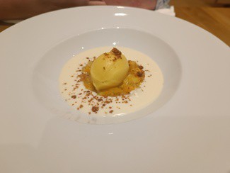 Crema de chocolate blanco con sorbete de mango