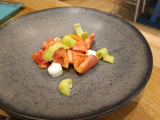 Tomate, bicho y queso fresco