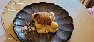 Trufas de maracuyá con helado de dulce de leche, polvo de coco y ganache de chocolate blanco y coco