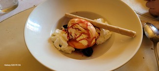 Nuestra versionde unos postres Melva : melocotón confitado, helado de vainilla, nta, cereza y barquillo.