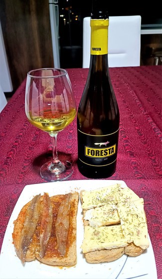 Con las tostas de camembert con nueces y torraeta de anchoas