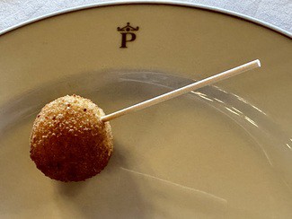 Aperitivo: una croqueta de bacalao