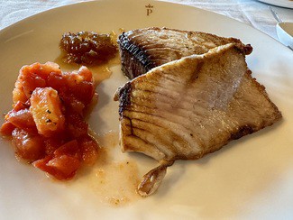 Fuera de carta: bonito del norte con tomate concasé y cebolla caramelizada.