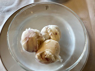 Helado artesano de queso y frutos rojos.