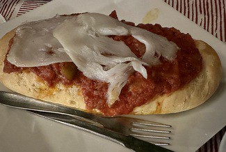 Coca de pisto con bacalao