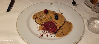 pastel de setas silvestres con salsa de hongos