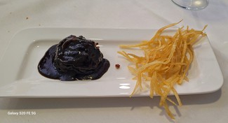 Albondiga de calamar fresco en su tinta