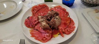 Ensalada de tomate de su huerta con bonito templado en escabeche con cebolla confitada preparado en casa