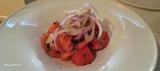 Tomate de la huerta con cebolleta fresca