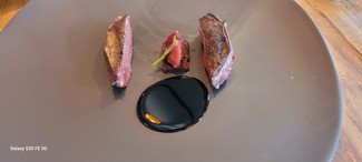 Pichón asado con remolacha